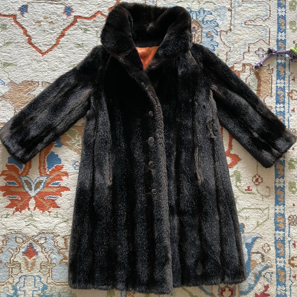 Vintage women’s faux fur coat size 6 (fits a small/medium)